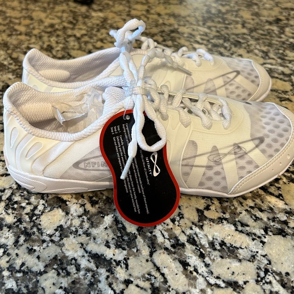 Nike Vengeance size 8 white- NEW